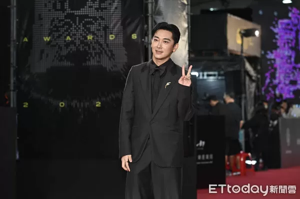 ▲第60屆戲劇類金鐘獎星光大道,施名帥+《愛作歹》劇組團隊。(圖/記者李毓康攝)