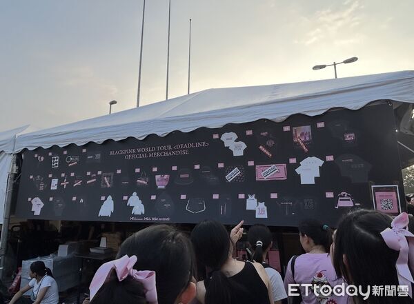 ▲▼BLACKPINK世運周邊。(圖/記者吳睿慈攝)