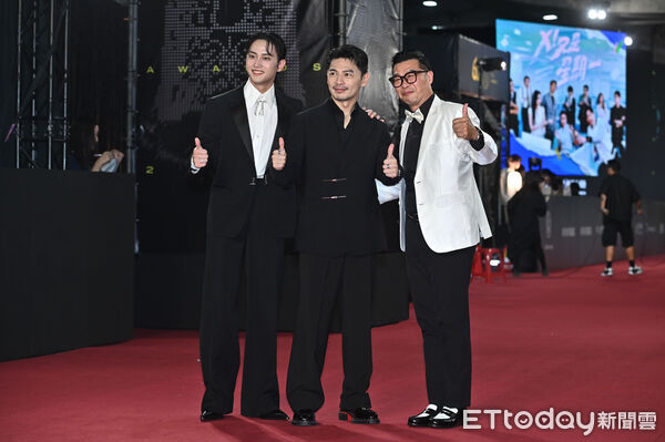 ▲第60屆戲劇類金鐘獎星光大道,《X!又是星期一》范少勳、馬力歐、林暐恆導演。(圖/記者李毓康攝)