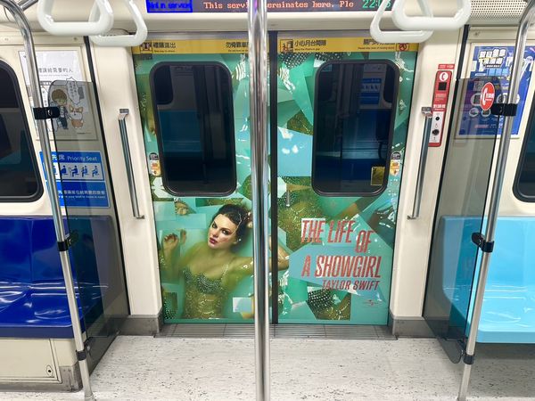 ▲台北捷運「泰勒絲 星夢列車」車廂內部。(圖/環球音樂提供)