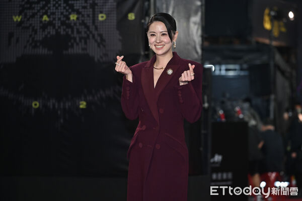 ▲第60屆戲劇類金鐘獎星光大道,林予晞+《死了一個娛樂女記者之後》劇組團隊。(圖/記者李毓康攝)