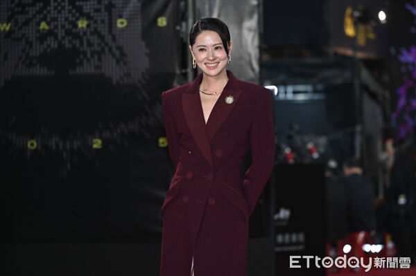 ▲第60屆戲劇類金鐘獎星光大道,林予晞+《死了一個娛樂女記者之後》劇組團隊。(圖/記者李毓康攝)