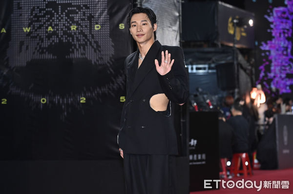 ▲第60屆戲劇類金鐘獎星光大道,人生清理員》黃冠智。(圖/記者林敬旻攝)