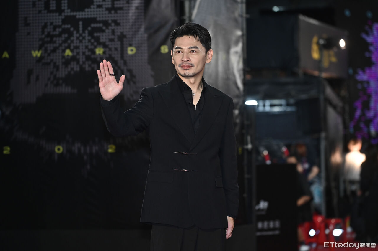 ▲第60屆戲劇類金鐘獎星光大道,《X!又是星期一》阿Ken林暐恆導演。(圖/記者李毓康攝)