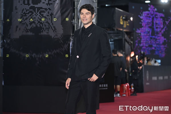 ▲第60屆戲劇類金鐘獎星光大道,人生清理員》鳳小岳。(圖/記者林敬旻攝)