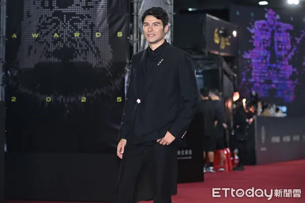 ▲第60屆戲劇類金鐘獎星光大道,人生清理員》鳳小岳。(圖/記者林敬旻攝)