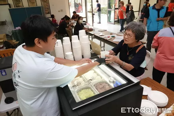 ▲台南愛心慈善會舉辦43週年慶公益活動,百位弱勢學童獲發慰問金與物資,場面溫馨感人。(記者林東良翻攝,下同)