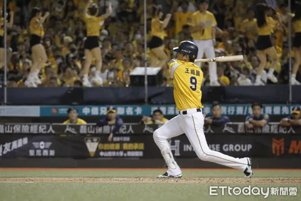 ▲▼中華職棒台灣大賽第一場由中信兄弟出戰樂天桃猿。圖為中信兄弟打者王威晨。(圖/記者湯興漢攝)
