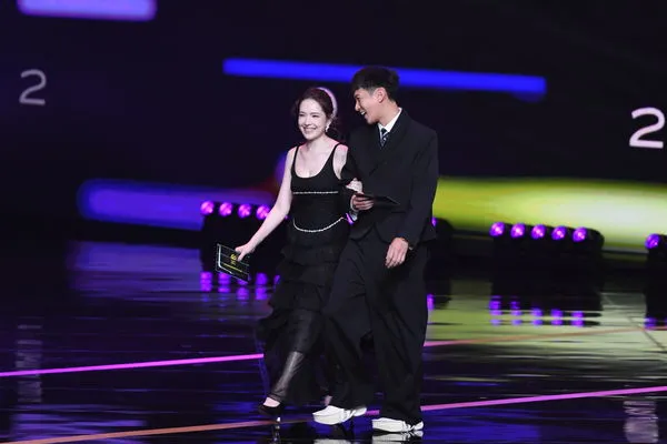 ▲第60屆金鐘獎戲劇類頒獎典禮頒獎人,許瑋甯、柯震東。(圖/三立提供)