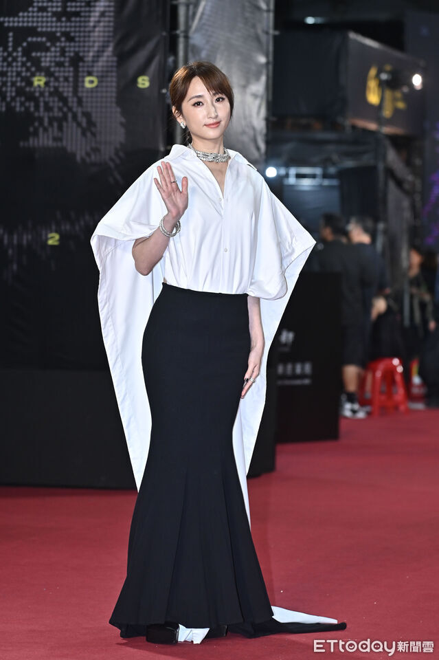 ▲第60屆戲劇類金鐘獎星光大道,《童話故事下集》柯佳嬿。(圖/記者林敬旻攝)