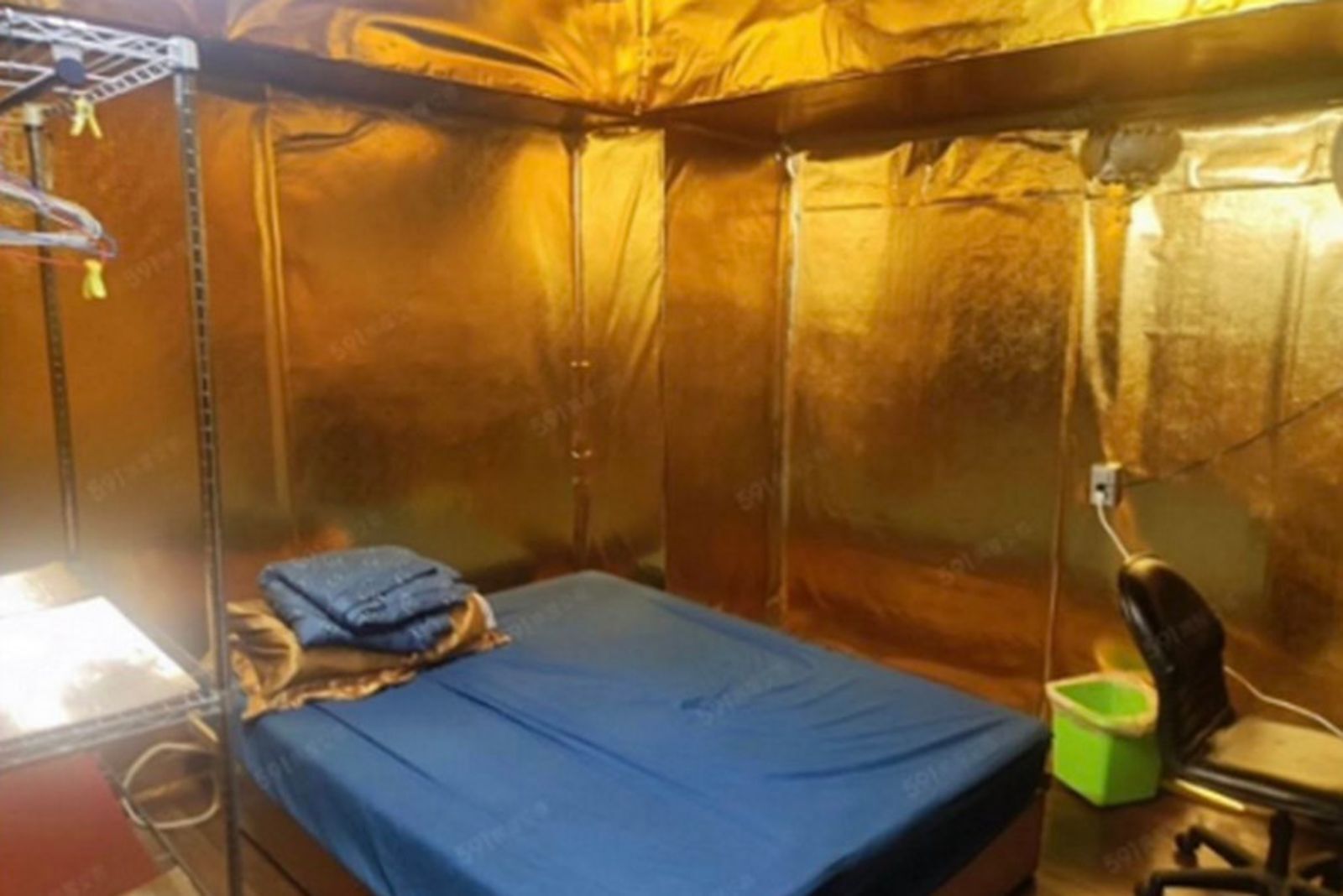 網友公開某間台北租屋內部裝潢照片,認為全室貼滿金色壁紙讓人聯想到靈骨塔風格。(翻攝爆廢公社)