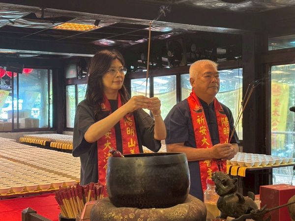 ▲▼鄭麗文在宣布參選後,曾於9月6日,在前黃復興黨部主委、季麟連上將的陪同下,前往陽明山姜太公道場參拜,並點七星燈祈福。(圖/陽明山姜太公道場提供)