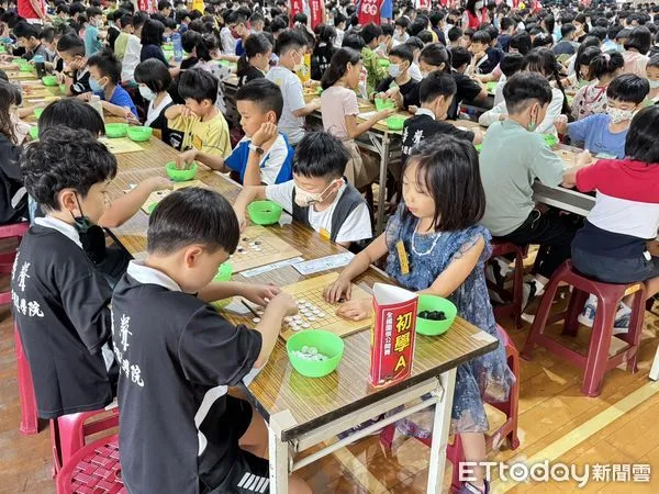 ▲第18屆華聲盃全國圍棋錦標賽,在台南市北區公園國小競技,吸引約930位參賽者對弈,比賽中各組選手們用心對奕,爭取佳績。(圖/記者林東良攝,下同)