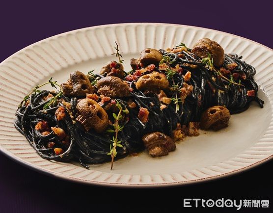 ▲貳樓今年與台灣人氣鬼怪Podcaster《偷聽史多利》聯名餐點。(圖/貳樓提供)