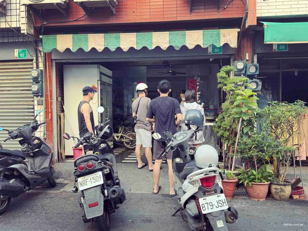 ▲▼台南無名古早味蛋餅早餐店!70歲阿嬤為兩個孫子重回煎台,厚實粉漿蛋餅的樸實滋味。(圖/部落客台南好food遊提供)