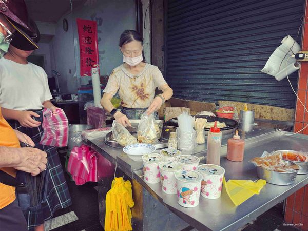 ▲▼台南無名古早味蛋餅早餐店!70歲阿嬤為兩個孫子重回煎台,厚實粉漿蛋餅的樸實滋味。(圖/部落客台南好food遊提供)