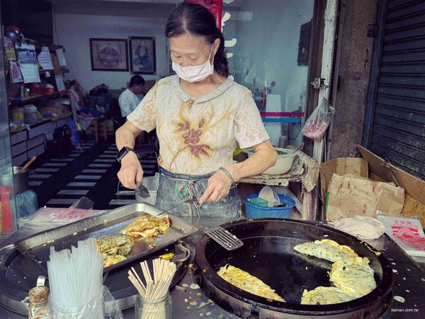 ▲▼台南無名古早味蛋餅早餐店!70歲阿嬤為兩個孫子重回煎台,厚實粉漿蛋餅的樸實滋味。(圖/部落客台南好food遊提供)