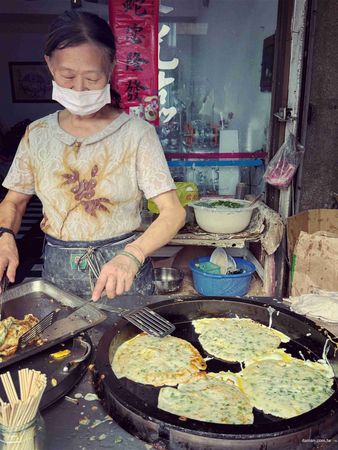 ▲▼台南無名古早味蛋餅早餐店!70歲阿嬤為兩個孫子重回煎台,厚實粉漿蛋餅的樸實滋味。(圖/部落客台南好food遊提供)