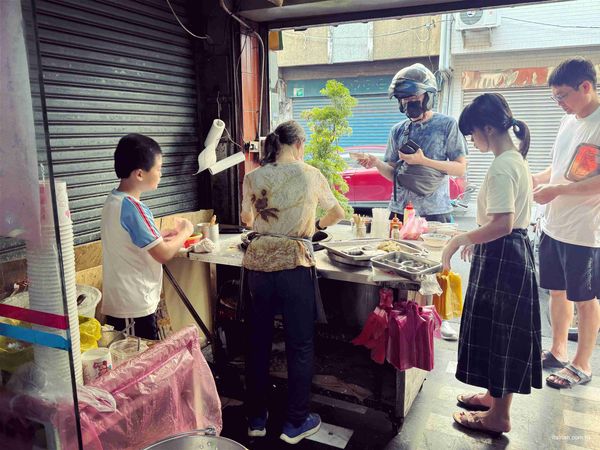 ▲▼台南無名古早味蛋餅早餐店!70歲阿嬤為兩個孫子重回煎台,厚實粉漿蛋餅的樸實滋味。(圖/部落客台南好food遊提供)