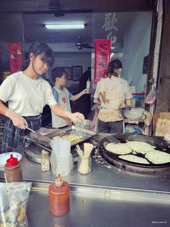 ▲▼台南無名古早味蛋餅早餐店!70歲阿嬤為兩個孫子重回煎台,厚實粉漿蛋餅的樸實滋味。(圖/部落客台南好food遊提供)