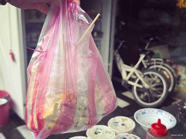 ▲▼台南無名古早味蛋餅早餐店!70歲阿嬤為兩個孫子重回煎台,厚實粉漿蛋餅的樸實滋味。(圖/部落客台南好food遊提供)