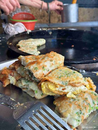 ▲▼台南無名古早味蛋餅早餐店!70歲阿嬤為兩個孫子重回煎台,厚實粉漿蛋餅的樸實滋味。(圖/部落客台南好food遊提供)
