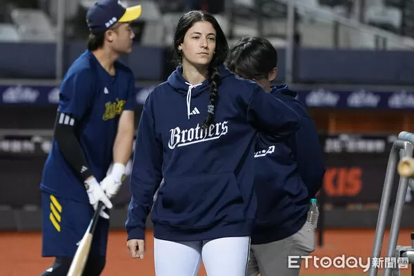 ▲▼2025中職台灣大賽G2,中信兄弟打擊教練莎菈。(圖/記者李毓康攝)