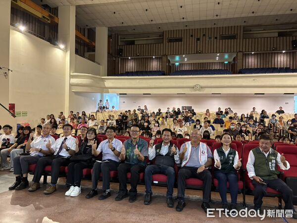 ▲尚余慈善事業基金會於台南勞工育樂中心頒發獎助學金,122名學生獲得肯定。(記者林東良翻攝,下同)