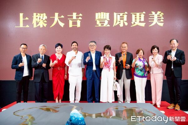 ▲▼豐原建築地標舉行上樑典禮,江啟臣期許成為台中最棒的衛星城市。(圖/民眾提供,下同)