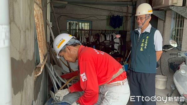 ▲台南做工行善團志工進入後壁區風災破損老宅,協力修繕屋頂與結構。(記者林東良翻攝,下同)