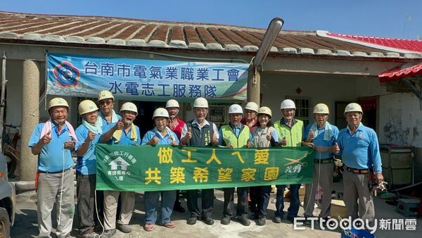 ▲台南做工行善團志工進入後壁區風災破損老宅,協力修繕屋頂與結構。(記者林東良翻攝,下同)
