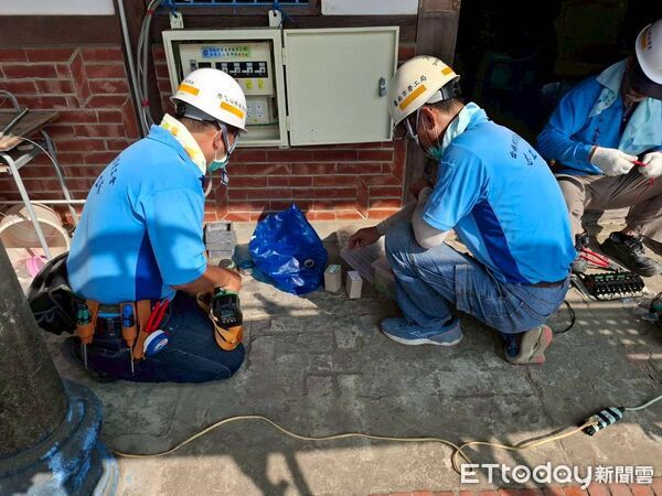 ▲台南做工行善團志工進入後壁區風災破損老宅,協力修繕屋頂與結構。(記者林東良翻攝,下同)