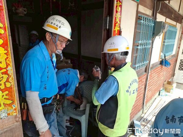 ▲台南做工行善團志工進入後壁區風災破損老宅,協力修繕屋頂與結構。(記者林東良翻攝,下同)