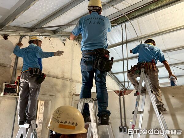 ▲台南做工行善團志工進入後壁區風災破損老宅,協力修繕屋頂與結構。(記者林東良翻攝,下同)