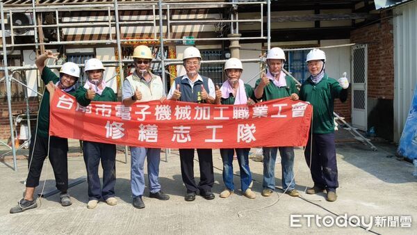 ▲台南做工行善團志工進入後壁區風災破損老宅,協力修繕屋頂與結構。(記者林東良翻攝,下同)