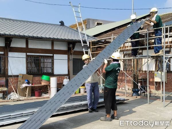 ▲台南做工行善團志工進入後壁區風災破損老宅,協力修繕屋頂與結構。(記者林東良翻攝,下同)