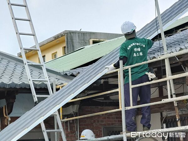 ▲台南做工行善團志工進入後壁區風災破損老宅,協力修繕屋頂與結構。(記者林東良翻攝,下同)