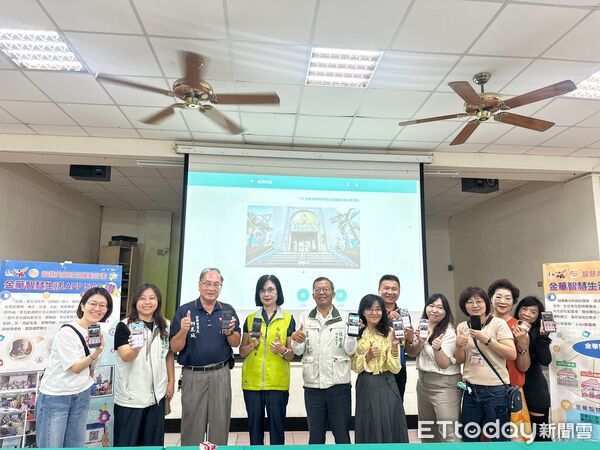 ▲社會局與金華社區共同啟動「智慧生活APP 5GO讚」,象徵台南智慧照顧服務正式上線。(記者林東良翻攝,下同)