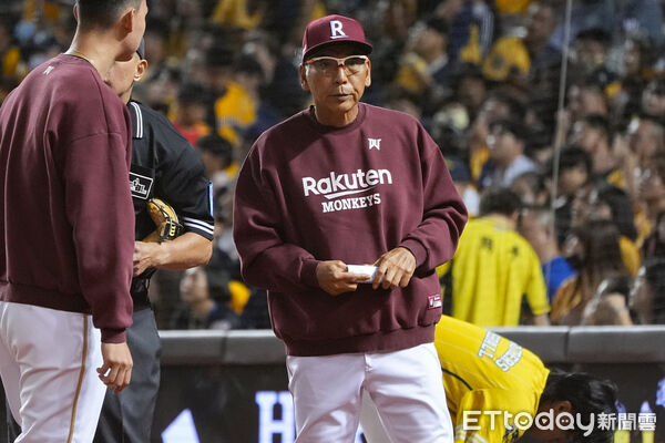 ▲▼2025中職台灣大賽G2,樂天桃猿總教練古久保健二。(圖/記者李毓康攝)