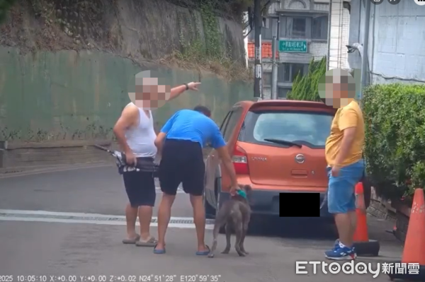 比特犬咬雪橇犬。(圖/Threads@davidyuyuyu 提供)