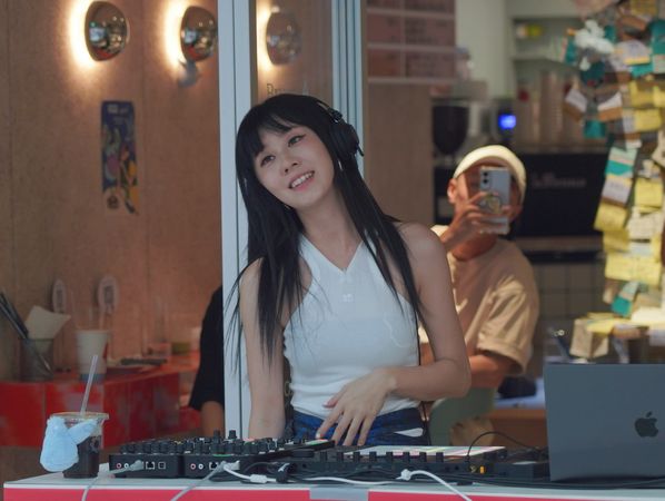 ▲▼ 白安化身DJ突擊中山商圈播歌。(圖/相信音樂提供)