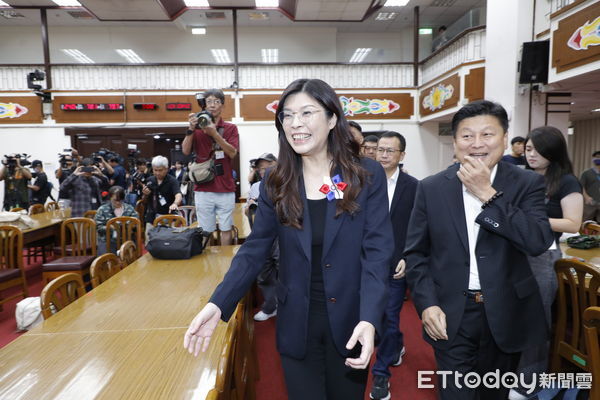 ▲▼國民黨主席當選人鄭麗文20日拜會立法院國民黨團,黨團總召傅崑萁、書記長羅智強、副書記長林沛祥親自迎接,與全體國民黨委員舉行便當會。(圖/記者湯興漢攝)