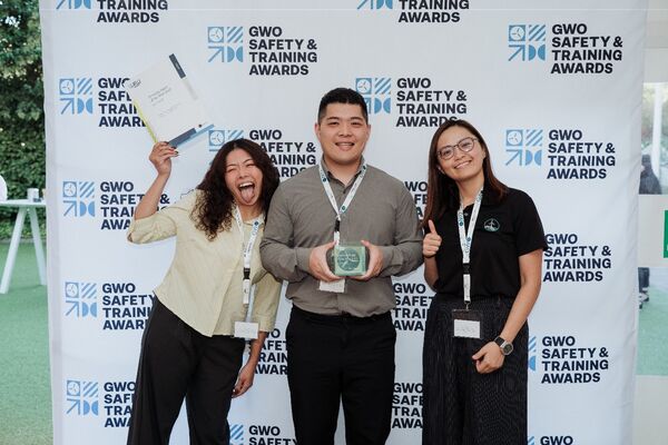 ▲台灣風訓公司再度榮獲「GWO亞太區年度最佳團隊」。圖左起風訓公司培訓講師廖珥舒、資深業務專員劉邦傑、培訓組長董佳芳。(圖/港務公司提供)