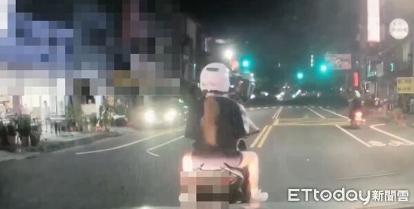 ▲員警深夜於大同路攔查未開車燈的機車騎士,依法製單舉發。(記者林東良翻攝,下同)