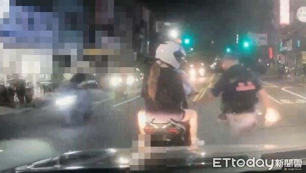 ▲員警深夜於大同路攔查未開車燈的機車騎士,依法製單舉發。(記者林東良翻攝,下同)