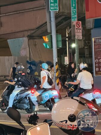 不少民眾都認出酷來,他滑完手機等綠燈便騎車離去。(讀者提供)