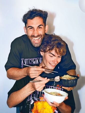 酷(後)在台擁有高知名度,甚至和超商推出聯名商品。(翻攝自酷的夢臉書)