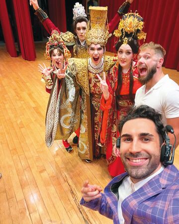 酷(前)曾邀請法國高中生來台體驗歌仔戲文化。(翻攝自酷的夢臉書)