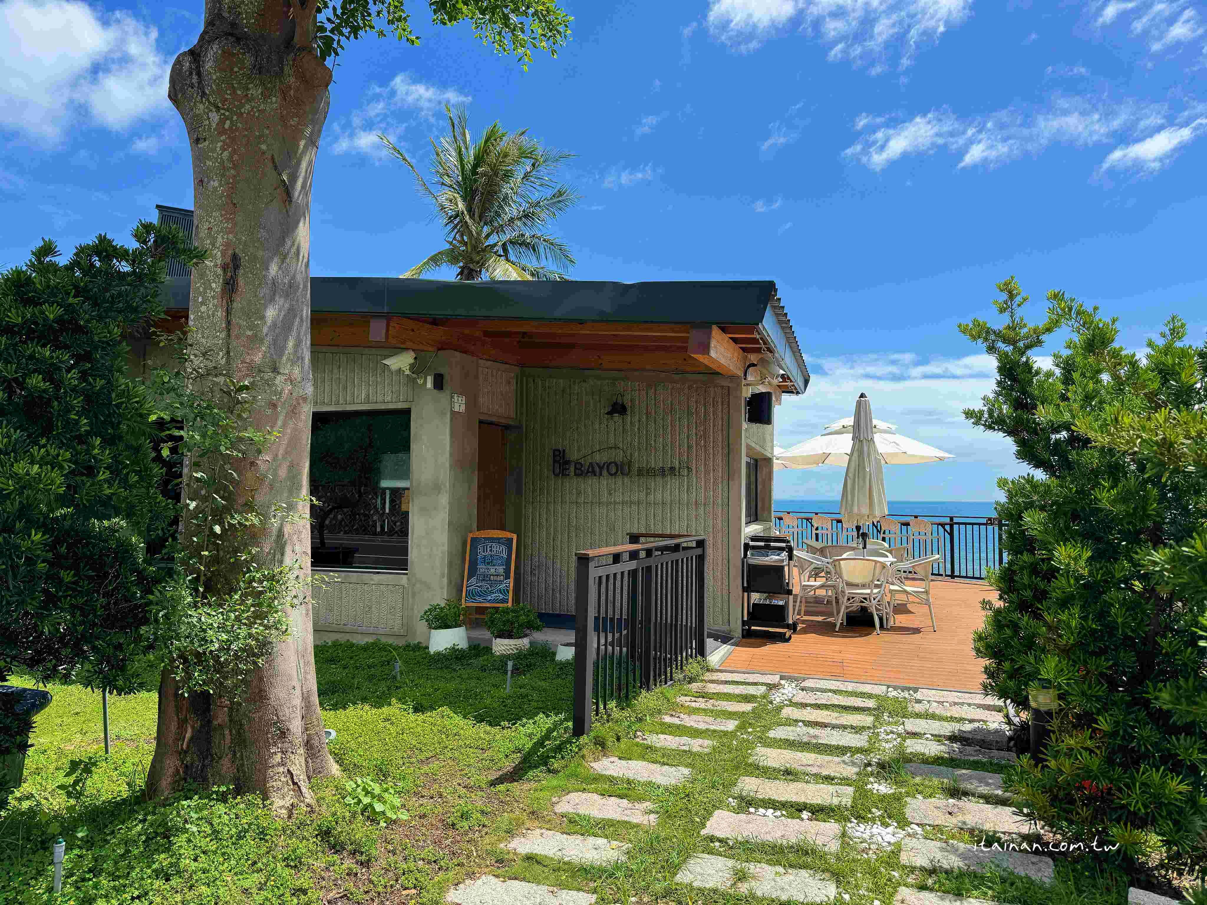▲▼台東都蘭海景咖啡廳推薦「藍色海灣Blue Bayou」!180度絕美海景,一眼望去全是療癒的藍。(圖/部落客台南好Food遊提供)