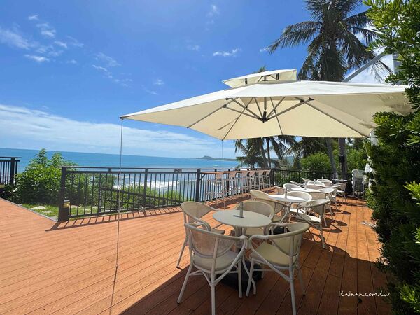 ▲▼台東都蘭海景咖啡廳推薦「藍色海灣Blue Bayou」!180度絕美海景,一眼望去全是療癒的藍。(圖/部落客台南好Food遊提供)